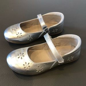 Almost new! See Kai Run Silver “Ginger” Mary-Janes